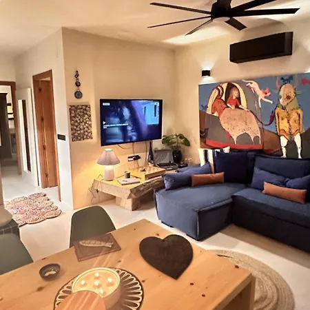 3bed Apartment- Garden Private Pool Free Parking Apartment