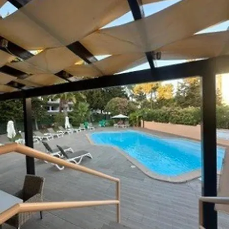 3bed Apartment- Garden Private Pool Free Parking Apartment